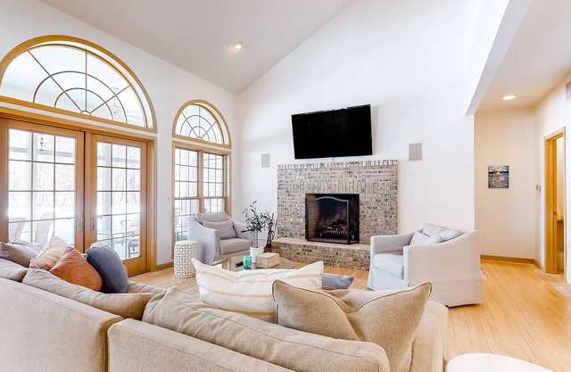 Well-equipped home with private beach access, outdoor pool, hot tub, sauna, WiFi