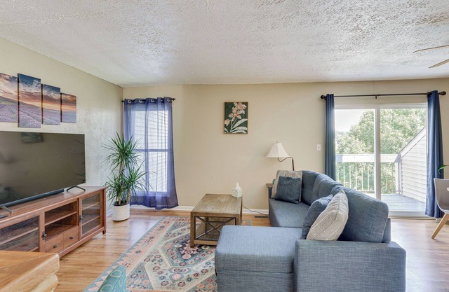 Well-Equipped Lake Hickory Condo: Community Dock!