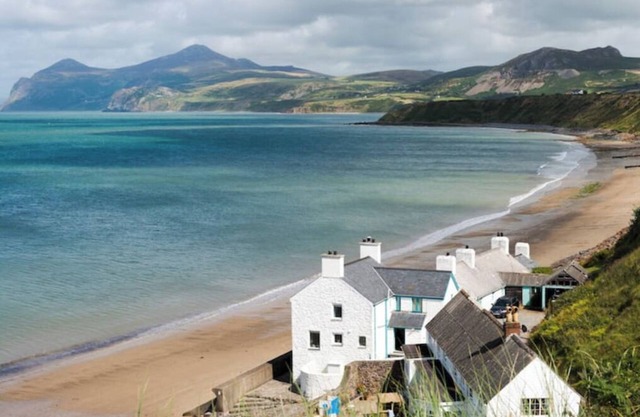 Welsh cottage with spectacular views, suits family