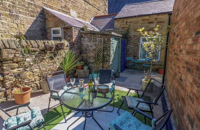 WESLEY HOUSE, pet friendly, character holiday cottage in Wolsingham