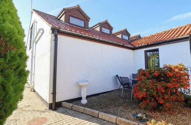 WEST COTTAGE, pet friendly, with a garden in Rillington