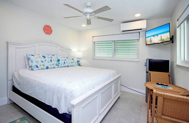 West End Paradise Sanddollar 7 - Quaint Hotel Style Room near the Beach