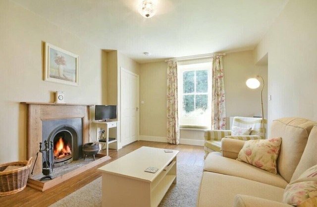 WEST LODGE, pet friendly, country holiday cottage in Chathill