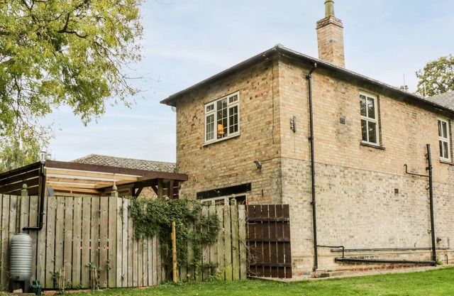 WEST WING APARTMENT, romantic, with hot tub in Stamford Bridge
