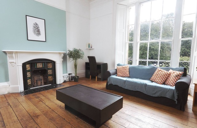 Westbourne Place Townhouse - by Clifton Short Lets