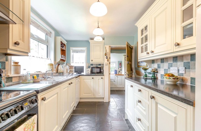 WESTSIDE COTTAGE, family friendly, with open fire in Cardinham