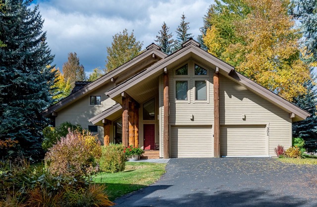 Weyyakin Home - Amazing Home for 13 Just Minutes From Downtown