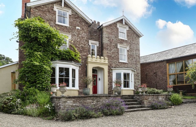 WHEELBARROW CASTLE, pet friendly, with hot tub in Leominster