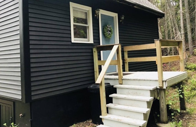 Whiskey River Ridge- cozy modern cabin close to downtown+Saddleback Mt.
