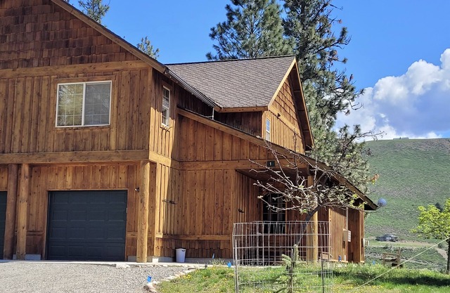 Whispering Pines Condo-Close to Downtown Winthrop and Ski Trailhead!