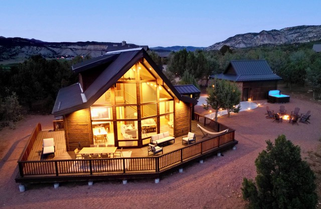 White Cliffs Vista—Panoramic & Unobstructed Views, Hot Tub, Zion & Bryce