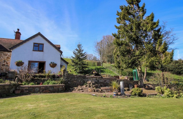 WHITE COTTAGE, pet friendly, with a garden in Cleobury Mortimer