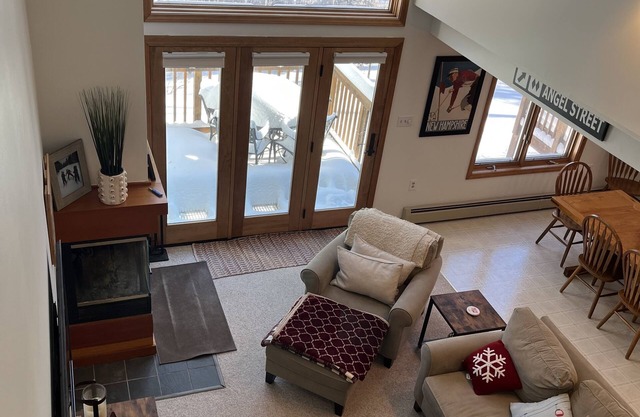 White Mountain Living at its finest! Close to pool and clubhouse!