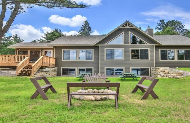 Whitetail Ridge: Lakefront Home, FREE Wi-Fi/Firewood, Generator, No Cleaning Fee