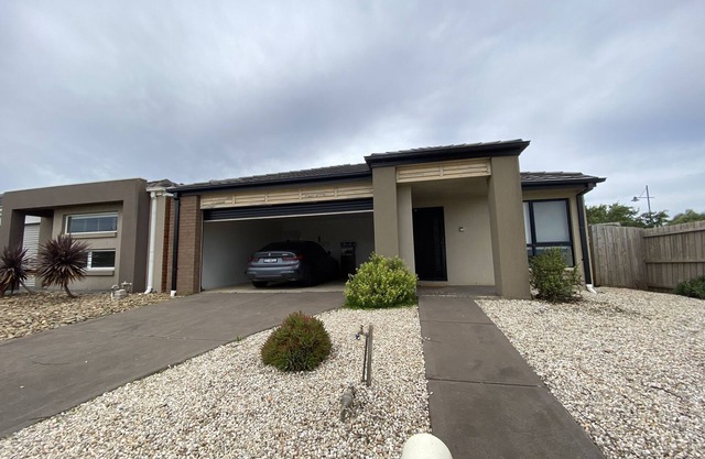 Whole house with 4 Queen Beds-Cozy Tranquil House - Close to Melbourne Airport