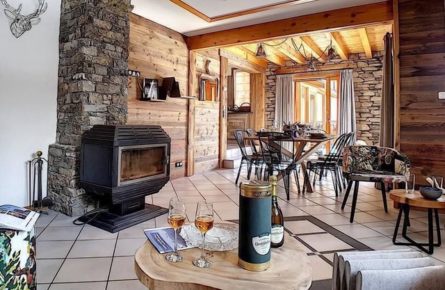 Wifi, view mountain, terrace, fireplace or stove, ski locker, 157m², Saint Martin de Belleville