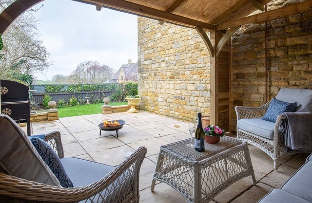 Wild Pear Cottage - sleeps 6 guests in 3 bedrooms