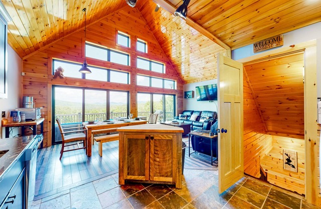 Wilderness retreat near skiing with large deck, grill, firepit, & W/D - dogs ok