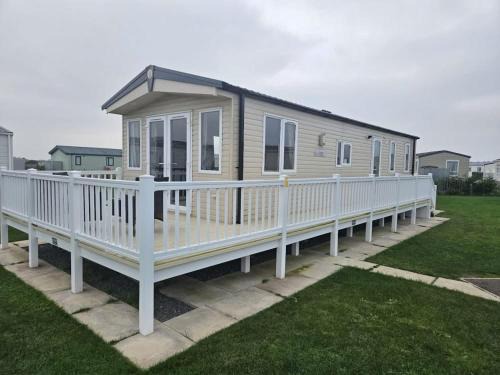 Wildflower Meadows 5 - Golden Anchor - Central Heating, Wi-Fi, pet friendly, bed linen - Meadow Lakes Caravan & Lodge Hire
