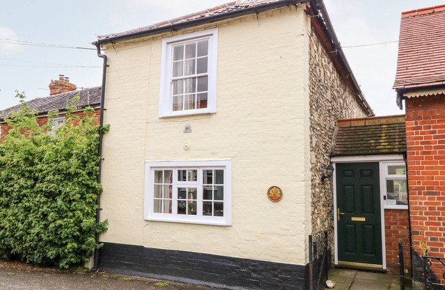 WILLIAM COTTAGE, pet friendly, character holiday cottage in Metfield