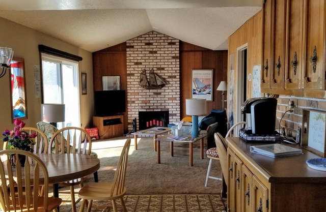 Willow Lake Waterfront 3 Bedroom house with AC & WiFi in gorgeous Discovery Bay