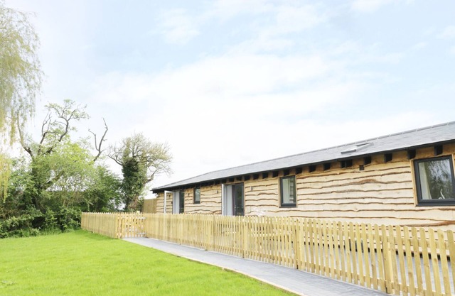 WILLOW LODGE, pet friendly, with a garden in Cleeve Prior
