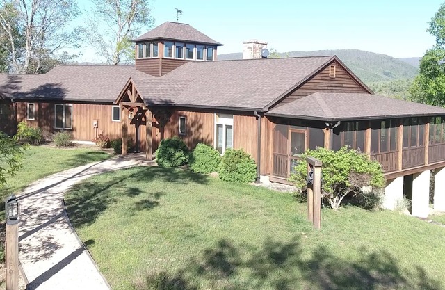 WINDING RIDGE - a Mountain-top lodge with incredible views!