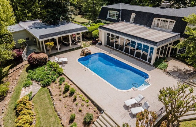 Windsor Estate overlooking the lake