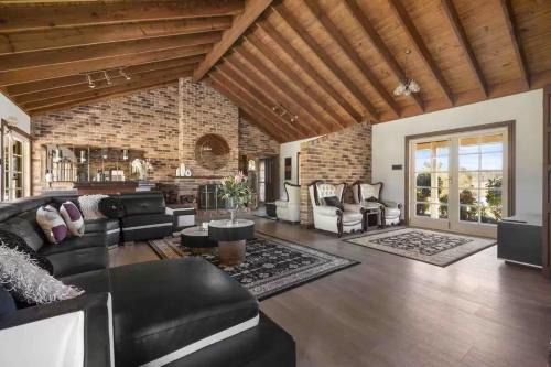 Wine Country Homestead - Spacious Retreat