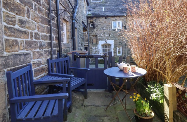 WINN COTTAGE, pet friendly, with open fire in Pateley Bridge