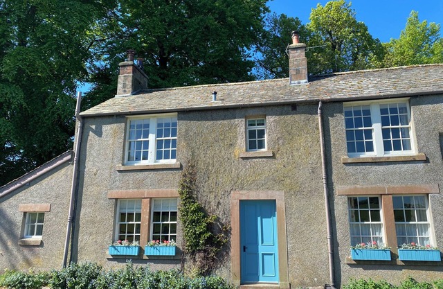 WINN'S COTTAGE, pet friendly, with open fire in Pooley Bridge