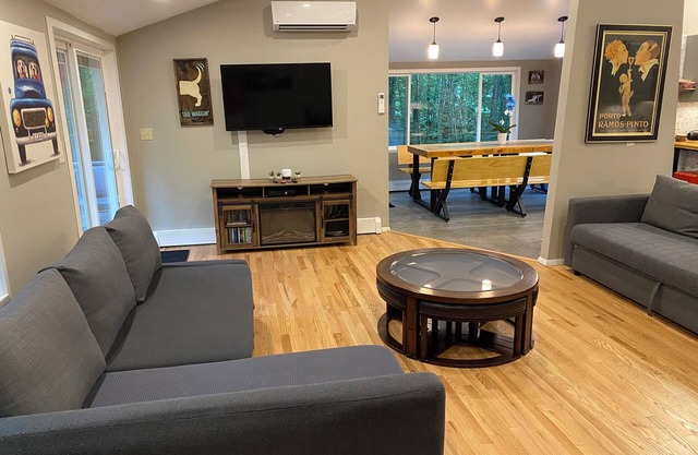 Winnipesauke beach access, family and dog friendly home with fenced in Yard.