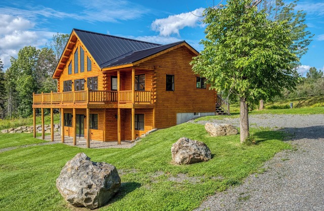 Winterfell | Snowmobile, close to Saddleback, and Rangeley Lake Views!