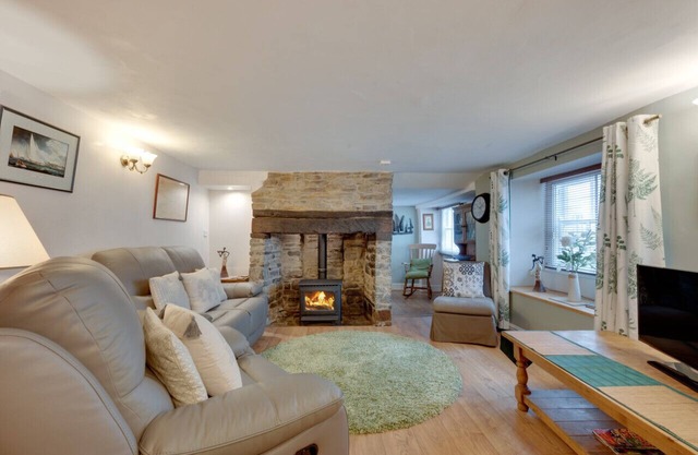 Wisteria Cottage - Two Bedroom House, Sleeps 4
