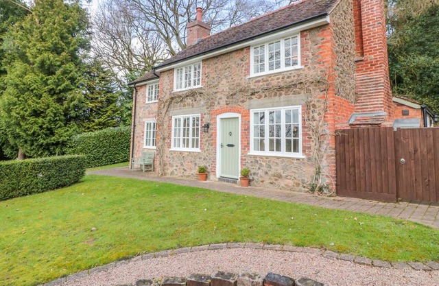 WISTERIA COTTAGE, family friendly in Colwall, Herefordshire