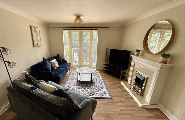 Woking 2-Bed Flat with Balcony, En-Suite and Parking