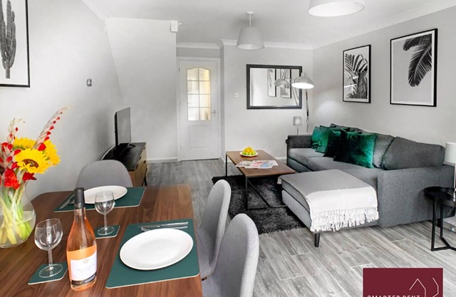 Woking, 2 Bedroom House, Parking & Garden