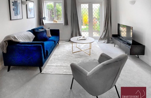 Woking - Parking, Garden, 2Bed