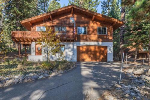 Wolfs Lair by AvantStay Swiss Chalet w Private Hot Tub Access to Northstar Resort Community
