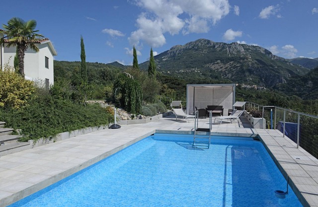 Wonderful 2 bedroom house, private pool, stunning mountain views, WIFI!