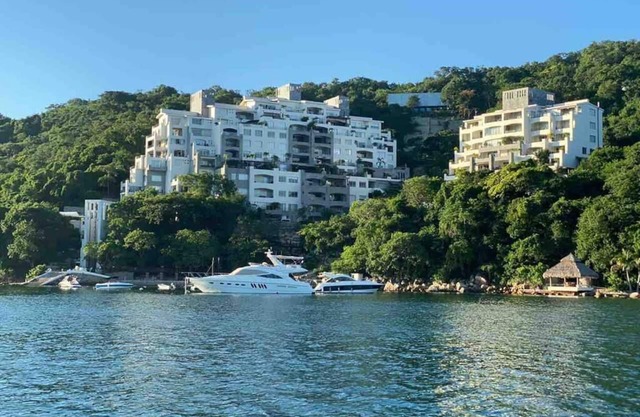 Wonderful Condominium Next to the Banyan Tree Hotel with Beach and private dock