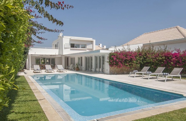 Wonderful contemporary villa for 8 persons, in a quiet area, with swimming pool