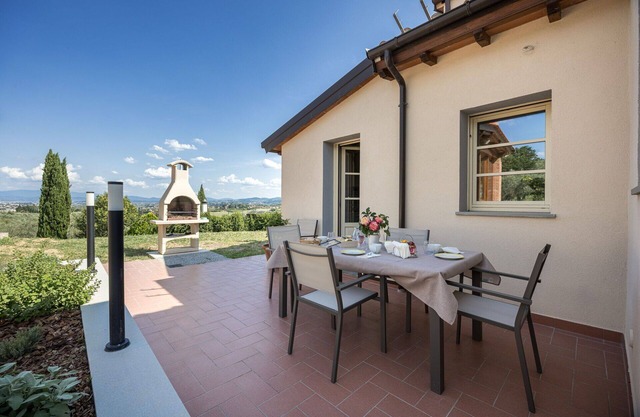 Wonderful private villa with WIFI, A/C, pets allowed and panoramic view, close to Florence