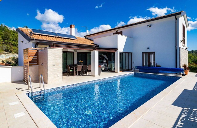 Wonderful private villa for 8 people with A/C, WIFI, private pool, hot tub, TV, terrace and park.