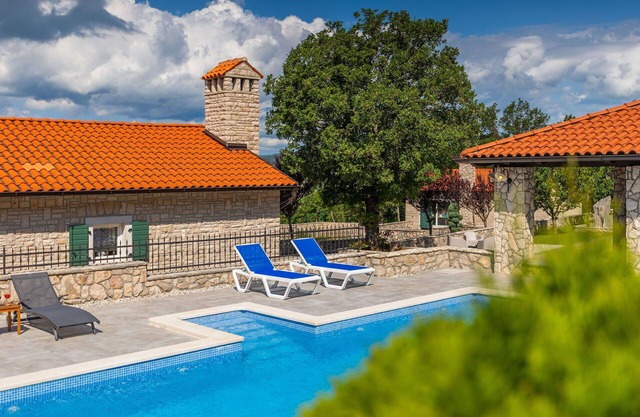 Wonderful private villa for 10 guests with WIFI, private pool, A/C, hot tub, TV, terrace and par.