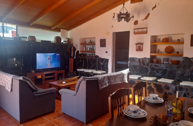 Wonderful typical Canarian house with outdoor pool and wifi in the mountains.