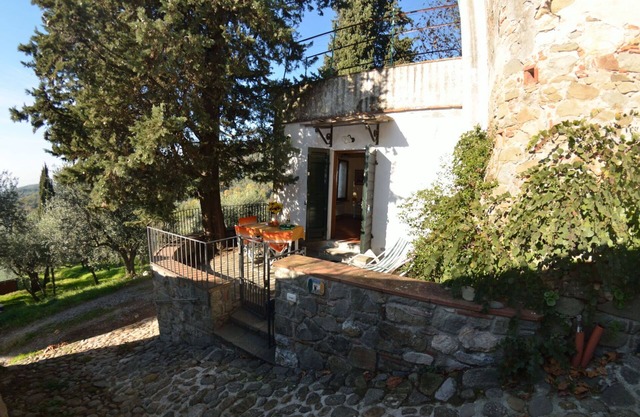 Wonderful villa for 4 guests with TV, terrace and pets allowed, close to Lucca
