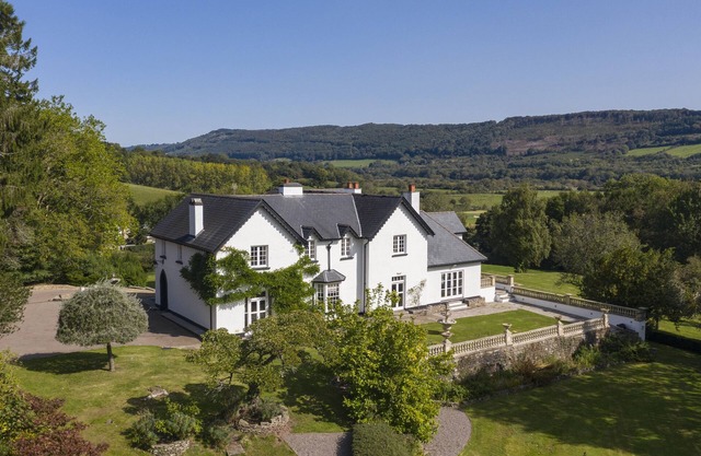 WOODBANK, family friendly, luxury holiday cottage in Llanhennock