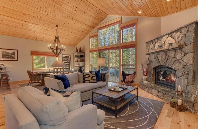 Woodcrest at Tahoe Donner 3BR with Pool Table - 3000 sq ft