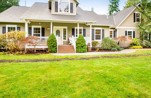 Wooded home with private hot tub, free wifi, game room & gorgeous grounds